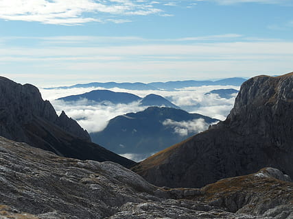 alta muntanya, per sobre dels núvols, núvol, muntanya, escenics - natura, bellesa a la natura, Serra, cel, núvol - cel, medi ambient, escena tranquil·la, paisatge, escena no urbana, tranquil·litat, idíl·lic, naturalesa, rock, remot, cap gent, rock - object, dia, geografia física, sòlid, a l'aire lliure, formació, cim de muntanya, rang, clima àrid, erosionat, 2K, CC0, domini públic, lliure de regalies
