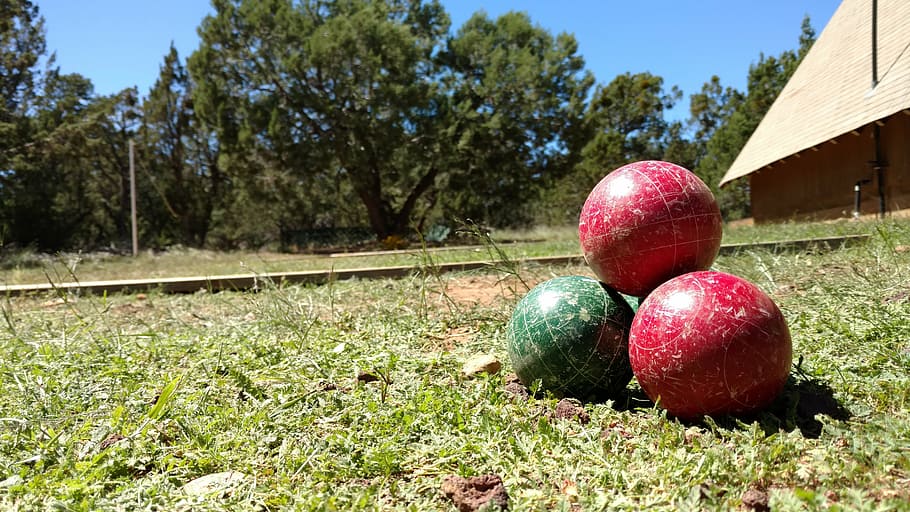 bocce, pilotes, cabina, herba, arbre, color verd, pilota, esport, a l'aire lliure, cel, dia, golf, cap gent, planta, naturalesa, ou de Pasqua, Pasqua, menjar, celebració, vermell, festa, multicolor, terra, ou, llum solar, 5K