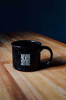 sort keramisk krus, citere, udmelding, kop, krus, sort, bord, træ - materiale, indendørs, stilleben, vestlige script, meddelelse, tekst, tæt på, mad og drikke, kaffekop, ingen mennesker, kaffe - drikke, kaffe, drikke, forfriskning, høj vinkel visning, friskhed, varm drikke, te kop, alkoholfri drikkevare, 4K, CC0, offentligt domæne, royaltyfrie