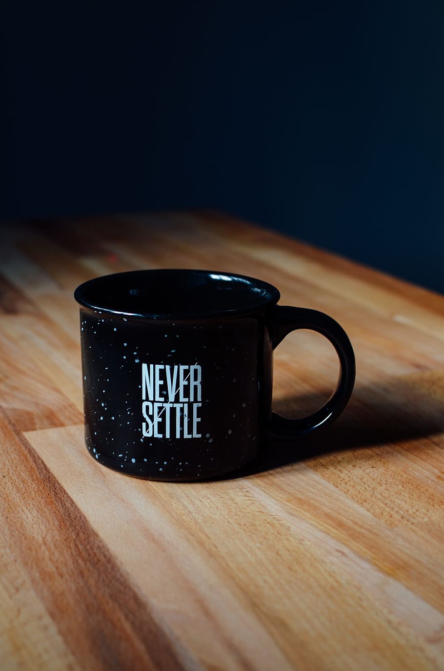 sort keramisk krus, citere, udmelding, kop, krus, sort, bord, træ - materiale, indendørs, stilleben, vestlige script, meddelelse, tekst, tæt på, mad og drikke, kaffekop, ingen mennesker, kaffe - drikke, kaffe, drikke, forfriskning, høj vinkel visning, friskhed, varm drikke, te kop, alkoholfri drikkevare, 4K