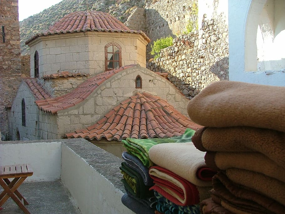 Grècia, monestir, chalki, roba de llit, calenta, illa, a les muntanyes, part del cos humà, exterior de l'edifici, dia, arquitectura, estructura construïda, destinacions de viatge, edifici, naturalesa, persones reals, sostre, gent, a l'aire lliure, casa, lloc de culte, planta, paret, religió, finestra, creença, ciutat, 1080P