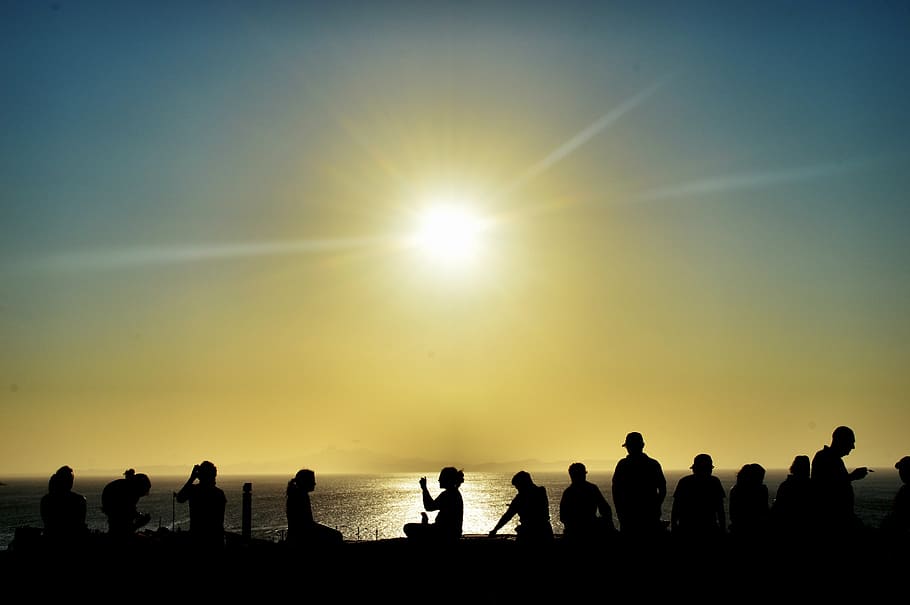 silhuet foto, folk indsamling, gylden, time, solnedgang, sol, himmel, hav, landskab, forår, silhuet, skygge, eftermiddag, gå, mennesker, ferie, skumring, stor gruppe mennesker, gruppe af mennesker, sollys, udendørs, kun voksne, rigtige mennesker, menneskemængde, natur, Kvinder, livsstil, herrer, strand, fritidsaktivitet, vand, ferier, stående, 5K