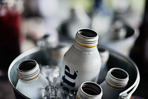 flach, fokus fotografie, Schnapsflaschen, Innerhalb, Eimer, gefüllt, Eis, selektiv, Produktflaschen, Getränk, kalt, Kühler, Kondensation, Essen und Trinken, Flasche, Erfrischung, Nahansicht, Fokus auf den Vordergrund, Lebensmittel, Container, selektiver Fokus, keine Leute, Tag, Würze, draußen, Haushaltsausstattung, Geschirr, Metall, Glas, Tabelle, Trinkglas, Legierung, stehlen, 2K, CC0, gemeinfrei, lizenzfrei