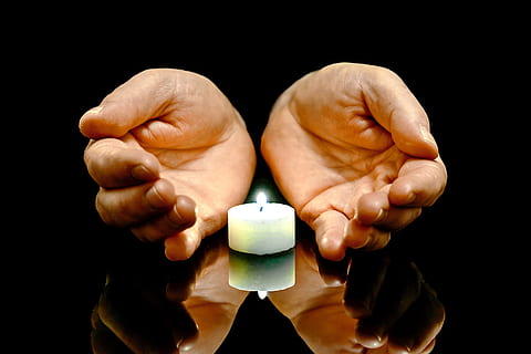 Personenhand, Weiß, Kerze, Hände, schützende Hände, Licht, Trauer, Schutz, bewachen, Kerzenlicht, Flamme, brennen, Spiegeln, menschliche Hand, Hand, menschliches Körperteil, halten, schwarzer Hintergrund, Körperteil, Menschen, Essen und Trinken, Tasse, Studioaufnahme, Finger, Nahansicht, schwarze Farbe, menschlicher Finger, Getränk, Erwachsene, Becher, drinnen, Kaffeetasse, menschliches Glied, Hände hohlen, Nagel, Teetasse, 5K, CC0, gemeinfrei, lizenzfrei