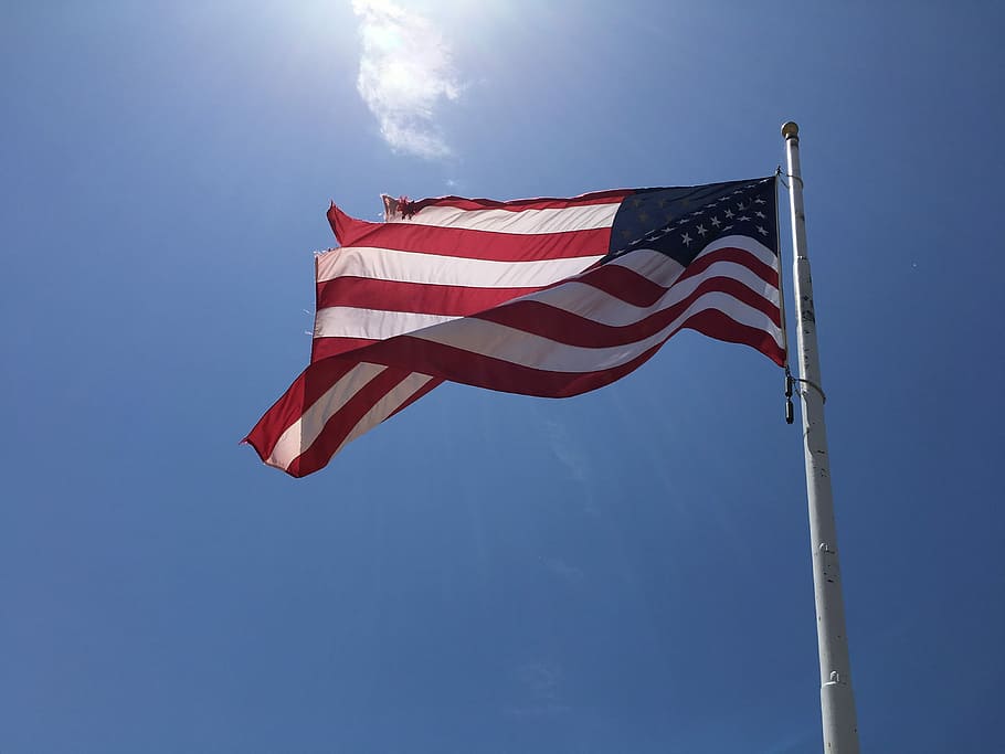 bandiera consumata, bandiera degli Stati Uniti, cielo blu, nube, luce del sole, bandiera, America, bandiera americana, patriottismo, agitando, pennone, vento, brezza, nazione, Stati Uniti d'America, libertà, lealtà, cielo, Inquadratura dal basso, a strisce, natura, polo, rosso, blu, ambiente, giorno, nessuno, emozione, all'aperto, icona nazionale, indipendenza, 4K