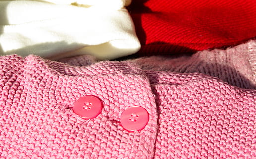 Tasten, zur Seite fahren, Stricken, Weste, Nahansicht, keine Leute, rot, pinke Farbe, drinnen, wolle, Textil-, Kleidung, Muster, ein Tier, Kissen, Möbel, Stillleben, Decke, Sweatshirt, Haustiere, Tierkörperteil, Tier, weiße Farbe, Tag, Weichheit, warme Kleidung, 4K, CC0, gemeinfrei, lizenzfrei