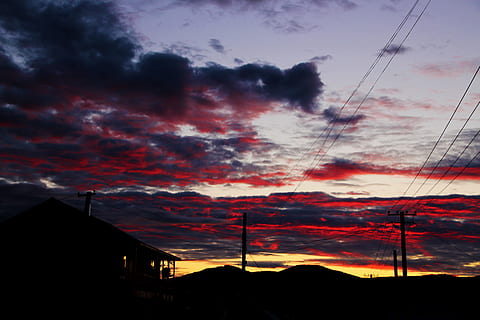 posta de sol, vespre, núvol, cel, al capvespre, silueta, cap gent, núvol - cel, cable, bellesa a la natura, electricitat, color taronja, cel dramàtic, línia elèctrica, piló d’electricitat, naturalesa, escenics - natura, exterior de l'edifici, arquitectura, tecnologia, connexió, estructura construïda, Font d'alimentació, a l'aire lliure, línia telefònica, 5K, CC0, domini públic, lliure de regalies