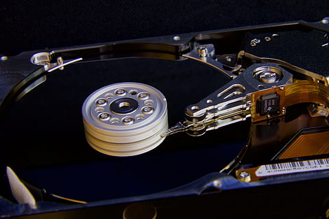 negru, gri, vinil player, disc, cititor, citind, braţ, hard disk, brațul de citit, aceasta, tehnologie, calculator, date, a închide, computere, macro, PC, echipament, Fundal negru, nici o persoana, muzică, în interior, conexiune, arta culturii și divertismentului, comunicare, vedere în unghi mare, metal, instrument muzical, studio shot, nostalgie, natură moartă, argintiu colorat, Echipament electric, 4K, CC0, domeniu public, fără drepturi de autor