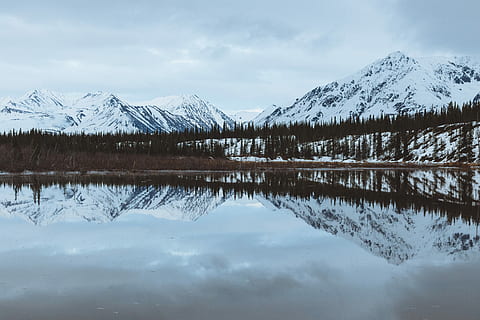 legeme, vand, omgivet, bjerge, blå, himmel, dagtimerne, snow caps mountain, reflekterende, afspejling, bjerg, landskab, sø, sne, vinter, kold, udendørs, natur, Skov, træ, bjergrige, toppe, søen, stadig, berolige, fredelig, afspejle, skønhed i naturen, scenics - natur, kold temperatur, ro, rolig scene, symmetri, sky - himmel, ingen mennesker, ikke-urbane scene, snedækket bjerg, refleksions søen, 5K, CC0, offentligt domæne, royaltyfrie