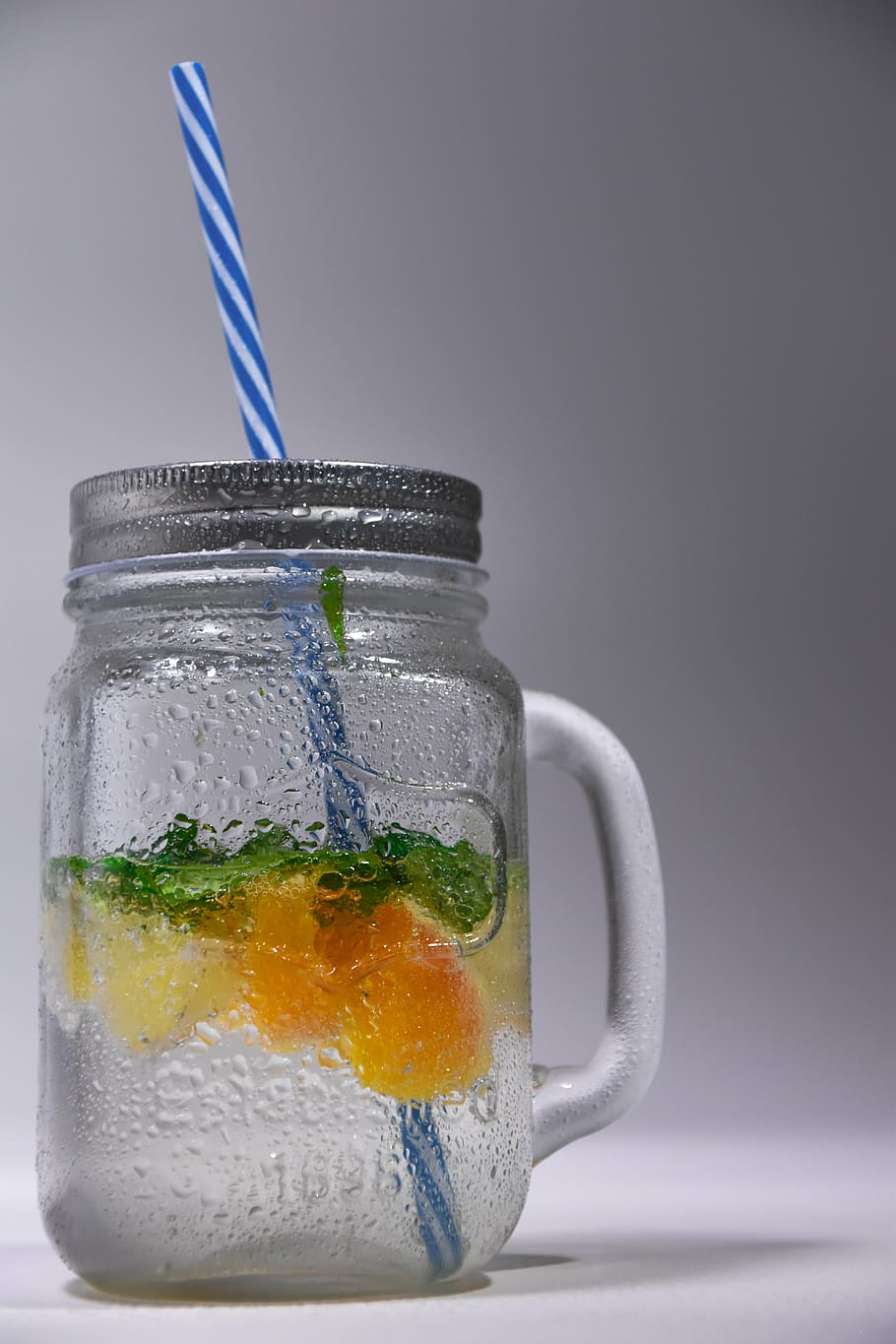 Glas, Orange, Minze, Zitrone, Wasser, frisch, Sommer-, hausgemachte Limonade, Getränk, Stroh, Frische, Glas - Material, Minzblatt - kulinarisch, Essen und Trinken, Erfrischung, Stillleben, Nahansicht, drinnen, Strohhalm, Studioaufnahme, Lebensmittel, keine Leute, Krug, transparent, kalte Temperatur, Tabelle, Container, Haushaltsausstattung, Kraut, 5K