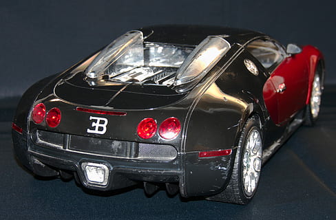 automatyczny, oldtimer, bugatti, czerwony, samochód, transport, samochód kolekcjonerski, staromodny, żadnych ludzi, środek transportu, pojazd silnikowy, pojazd lądowy, studio strzał, w kolorze srebrnym, szary, błyszczący, wewnątrz, metal, zbliżenie, odbicie, nakrycia głowy, pojedynczy obiekt, Miasto, chrom, srebro - metal, luksus, czarne tło, 2K, CC0, domena publiczna, darmowe zdjęcia