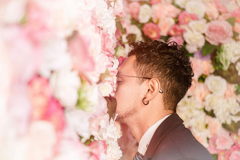 mand, hælder, blomstermur, lugte, lyserød, blomstrede blomster, 2018, computer, kærlighed, tapet, blomst, blomstrende plante, en person, plante, herrer, skønhed i naturen, hovedskud, buket, ung voksen, natur, unge mænd, blomster arrangement, portræt, rosenblomst, lyserød farve, sidebillede, voksen, Rose, leder, profilvisning, udendørs, blomsterhoved, 5K