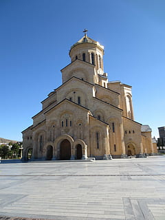 Tbilissi, Sameba, cathédrale de Sameba, orthodoxe, Géorgie, église, Caucase, géorgien, architecture, extérieur du bâtiment, structure construite, ciel, ciel clair, lieu de culte, bâtiment, croyance, bleu, le passé, faible angle de vue, l'histoire, religion, spiritualité, Destinations de voyage, journée, la nature, personne, cambre, flèche, 4K, CC0, domaine public, libre de droits