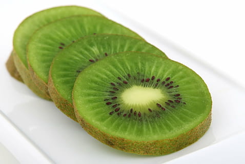 geschnittene Kiwis, Hintergrund, bitter, Frühstück, hell, c, Gastronomie, Nahansicht, bunt, Kochen, köstlich, Diät, Diät halten, Fitness, Lebensmittel, frisch, Obst, gut, Grün, Gesundheit, gesund, Zutat, isoliert, Kiwi, Leben, Makro, natürlich, Nährstoffe, Ernährung, Über, schälen, Teller, erfrischend, Restaurant, Rinde, Salat, saisonal, mehrere, sauer, immer noch, Sommer-, Süss, lecker, tropisch, Gemüse, Vitamine, Weiß, Frische, Scheibe, reif, Kreuzung, Dessert, Erfrischung, grüne Farbe, Essen und Trinken, gesundes Essen, Wohlbefinden, drinnen, Studioaufnahme, keine Leute, weißer Hintergrund, gesunder Lebensstil, ausgeschnitten, einzelnes Objekt, Antioxidans, Snack, gehackt, 2K, CC0, gemeinfrei, lizenzfrei