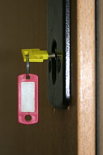Schlüssel, Etikette, sperren, verriegeln, Sicherheit, hängend, Nahansicht, keine Leute, Schutz, Metall, drinnen, Tag, Eingang, Griff, Tür, Vorhängeschloss, rot, geschlossen, pinke Farbe, Holz - Material, 2K, CC0, gemeinfrei, lizenzfrei
