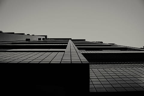 arquitectónico, fotografia, construção, arte, estrutura, praças, linhas, moderno, Preto e branco, grayscale, arquitetura, arranha-céu, exterior do edifício, estrutura construída, cena urbana, Prédio comercial, cidade, distrito da baixa, janela, fachada, céu, céu limpo, visão de baixo ângulo, copie o espaço, ninguém, natureza, exterior do prédio de escritórios, dia, alto - alto, escritório, ao ar livre, cobertura, padronizar, luz solar, diretamente abaixo, 5K, CC0, domínio público, royalty free