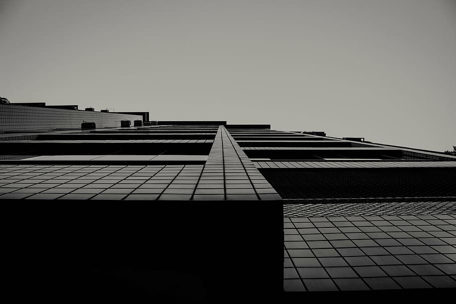 arquitectònic, fotografia, edifici, art, estructura, quadrats, línies, modern, blanc i negre, escala de grisos, arquitectura, gratacels, exterior de l'edifici, estructura construïda, escena urbana, edifici d'oficines, ciutat, districte del centre de la ciutat, finestra, façana, cel, cel clar, vista d’angle baix, còpia espai, cap gent, naturalesa, exterior d’edifici d’oficines, dia, alta - alta, oficina, a l'aire lliure, sostre, patró, llum solar, directament a sota, 5K