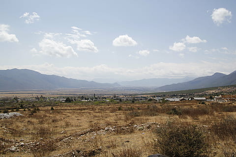 himmel, plateau, åben, bjerg, natur, landskab, scenics, miljø, sky - himmel, scenics - natur, skønhed i naturen, rolig scene, ro, plante, ikke-urbane scene, dag, jord, ingen mennesker, træ, Mark, bjergkæde, græs, udendørs, tørt klima, 5K, CC0, offentligt domæne, royaltyfrie