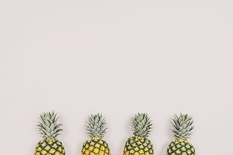 quatro, abacaxis, branco, fundo, amarelo, parede, abacaxi, frutas, flor, fruta, Comida, frescura, Alimentação saudável, maduro, cor verde, comida e bebida, orgânico, ninguém, fazer dieta, comida vegetariana, fundo branco, tiro do estúdio, plantar, cravado, crescimento, copie o espaço, natureza, dentro de casa, cacto, lado a lado, planta suculenta, em uma sequência, beleza na natureza, grupo de objetos, simplicidade, arranjo, 5K, CC0, domínio público, royalty free