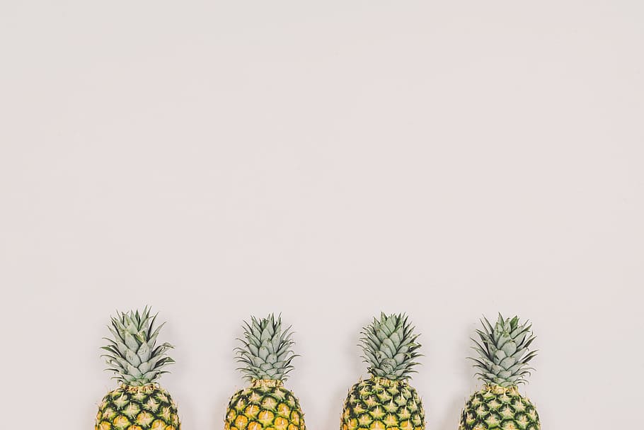 vier, Ananas, Weiß, Hintergrund, Gelb, Wand, Früchte, Blume, Obst, Lebensmittel, Frische, gesundes Essen, reif, grüne Farbe, Essen und Trinken, organisch, keine Leute, Diät halten, vegetarisches Essen, weißer Hintergrund, Studioaufnahme, Pflanze, versetzt, Wachstum, kopieren sie platz, Natur, drinnen, Kaktus, Seite an Seite, Sukkulente, in einer Reihe, Schönheit in der Natur, Gruppe von Objekten, Einfachheit, Anordnung, 5K