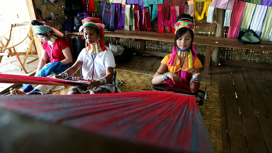 tribu de coll llarg, teixit, anell de coure, infància, nen, dones, assegut, noies, persones reals, femelles, gent, roba tradicional, negocis, roba, homes, estils de vida, moda, activitat d'oci, roba casual, venda al detall, innocència, 5K