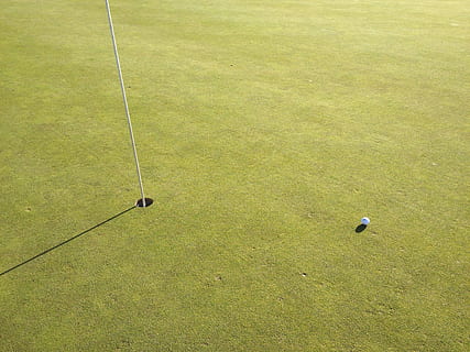 bola de golfe, campo de ouro, buraco, golfe, Cova, bola, grama, cor verde, campo de golfe, atividade, esporte, visão de alto ângulo, atividade de lazer, plantar, natureza, verde - campo de golfe, luz solar, dia, ninguém, bandeira, ao ar livre, ausência, bandeira do golfe, 2K, CC0, domínio público, royalty free