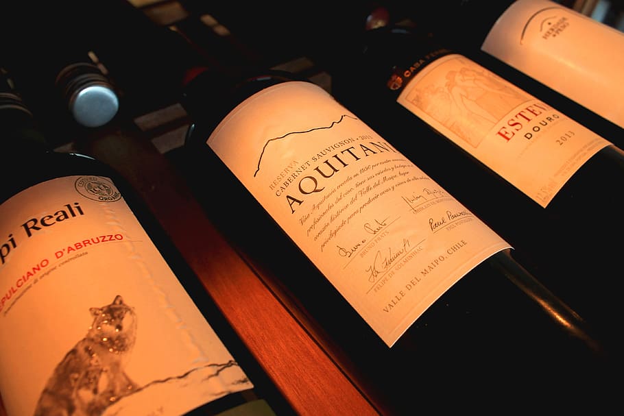 vins, ampolles, celler, llum baixa, beure, emmagatzemat, guardat, text, publicació, llibre, a l'interior, primer pla, alcohol, cap gent, ampolla, comunicació, refresc, natura morta, contenidor, etiqueta, guió occidental, paper, menjar i beguda, el passat, història, 4K