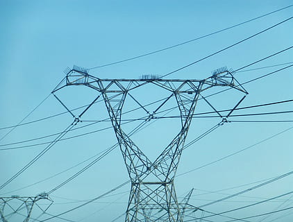 pilone, eletricidade, linhas, atual, cabo, fonte de energia, tecnologia, linha de energia, pilão de eletricidade, conexão, geração de combustível e energia, céu, visão de baixo ângulo, ninguém, natureza, azul, arquitetura, comunicação, complexidade, silhueta, estrutura construída, alto - alto, dia, ao ar livre, equipamento elétrico, componente elétrico, caos, 4K, CC0, domínio público, royalty free