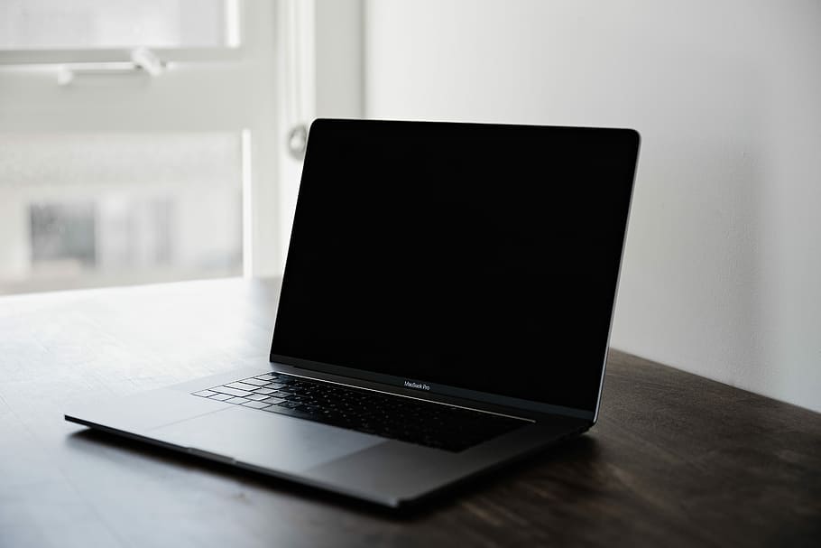 foto, negre, MacBook, pro, taula, ordinador portàtil desactivat, portàtil, ordinador, escriptori, oficina, tecnologia sense fils, tecnologia, connexió, comunicació, a l'interior, cap gent, portabilitat, dispositiu d’informació portàtil, modern, negocis, centrar-se en primer pla, primer pla, interior de casa, obert, Internet, dia, en blanc, 5K