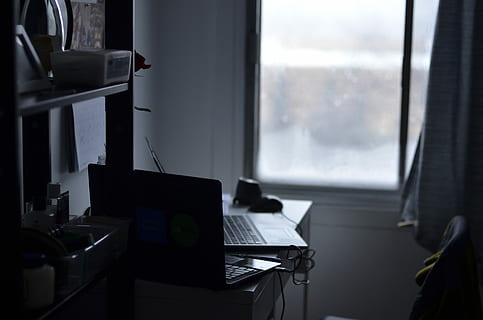 zwei, Laptop-Computer, Tabelle, Fenster, schwarz, Schreibtisch, Innerhalb, Zimmer, tagsüber, Büro, Laptops, Sonnenlicht, wolkig, drinnen, Technologie, Computer, Möbel, keine Leute, Abwesenheit, Tag, Sitz, Geschäft, Stuhl, kabellose Technologie, Laptop, transparent, Computerausrüstung, Glas - Material, Wohngebäude, Tastatur, Innenministerium, elektrische Lampe, 4K, CC0, gemeinfrei, lizenzfrei