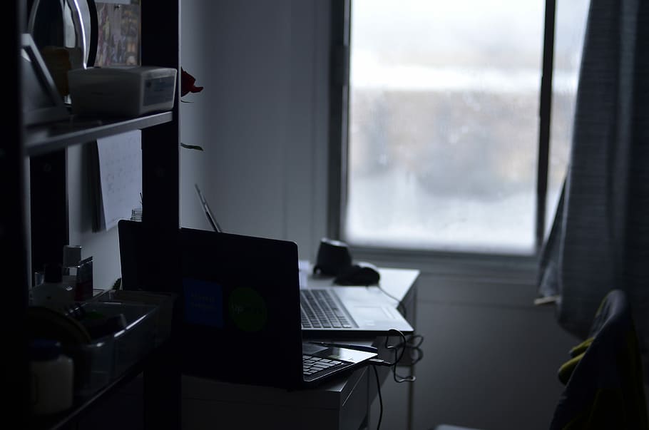 zwei, Laptop-Computer, Tabelle, Fenster, schwarz, Schreibtisch, Innerhalb, Zimmer, tagsüber, Büro, Laptops, Sonnenlicht, wolkig, drinnen, Technologie, Computer, Möbel, keine Leute, Abwesenheit, Tag, Sitz, Geschäft, Stuhl, kabellose Technologie, Laptop, transparent, Computerausrüstung, Glas - Material, Wohngebäude, Tastatur, Innenministerium, elektrische Lampe, 4K