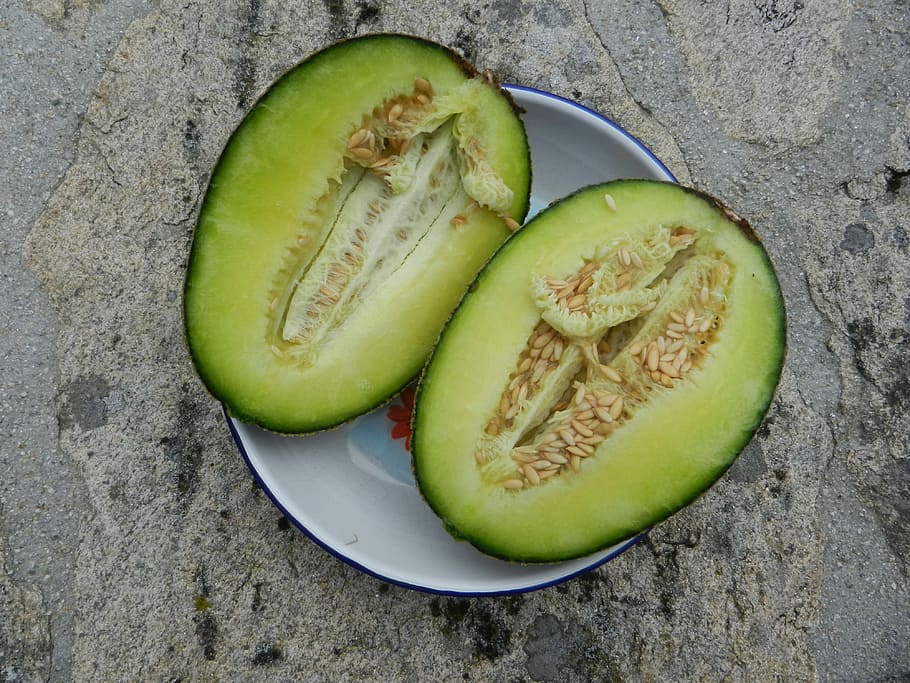 melon, frugt, dessert, skive, tværsnit, mad og drikke, halveret, studio skud, sund kost, mad, velvære, friskhed, direkte over, ingen mennesker, stilleben, grøn farve, tæt på, frø, høj vinkel visning, indendørs, bord, avocado, moden, 4K