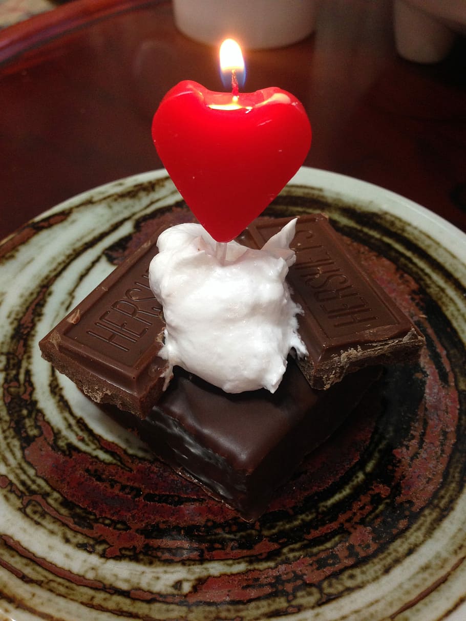 pastís de xocolata, segon, postres, xocolata, pastís, pastisseria, placa, cervesa, espelmes, crema, Hershey, ohyeseu, aniversari, menjar i beguda, vermell, menjar dolç, forma del cor, vela, dolç, indulgència, temptació, menjar, primer pla, menjar poc saludable, al forn, a l'interior, frescor, pastís d'aniversari, celebració, cap gent, espelmes d'aniversari, 2K