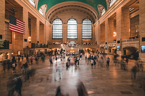 persone nel museo, persone, roaming, in giro, stazione ferroviaria, costruzione, stazione, finestre, folla, persona, architettura, grande gruppo di persone, gruppo di persone, movimento sfocato, persone reali, movimento, viaggio, struttura costruita, uomini, illuminato, arco, a piedi, città, destinazioni di viaggio, turismo, mezzi di trasporto, in casa, il passato, soffitto, 5K, CC0, dominio pubblico, privo di copyright