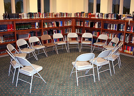 cirkel, folde, stole, inde, værelse, bibliotek, diskussion, uddannelse, lære, skole, bøger, stol, sæde, stor gruppe af objekter, bord, fravær, bogreol, i en række, møbel, hylde, Bestil, arkitektur, arrangement, bestille, ingen mennesker, offentliggørelse, indendørs, tom, overflod, 2K, CC0, offentligt domæne, royaltyfrie