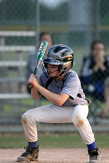 baseball, gracz, nietoperz, rzadkie ciasto, hitter, gra, sport, pole, sportowiec, młody, chłopak, zawody, młodość, grać, akcja, dziecko, mała Liga, na wolnym powietrzu, kask, jedna osoba, pełna długość, prawdziwi ludzie, skupić się na pierwszym planie, dzień, baseball - sport, nakrycia głowy, chłopcy, mężczyźni, styl życia, kask sportowy, spędzania wolnego czasu, dzieciństwo, Wyposażenie sportowe, bezpieczeństwo, 1080P, CC0, domena publiczna, darmowe zdjęcia
