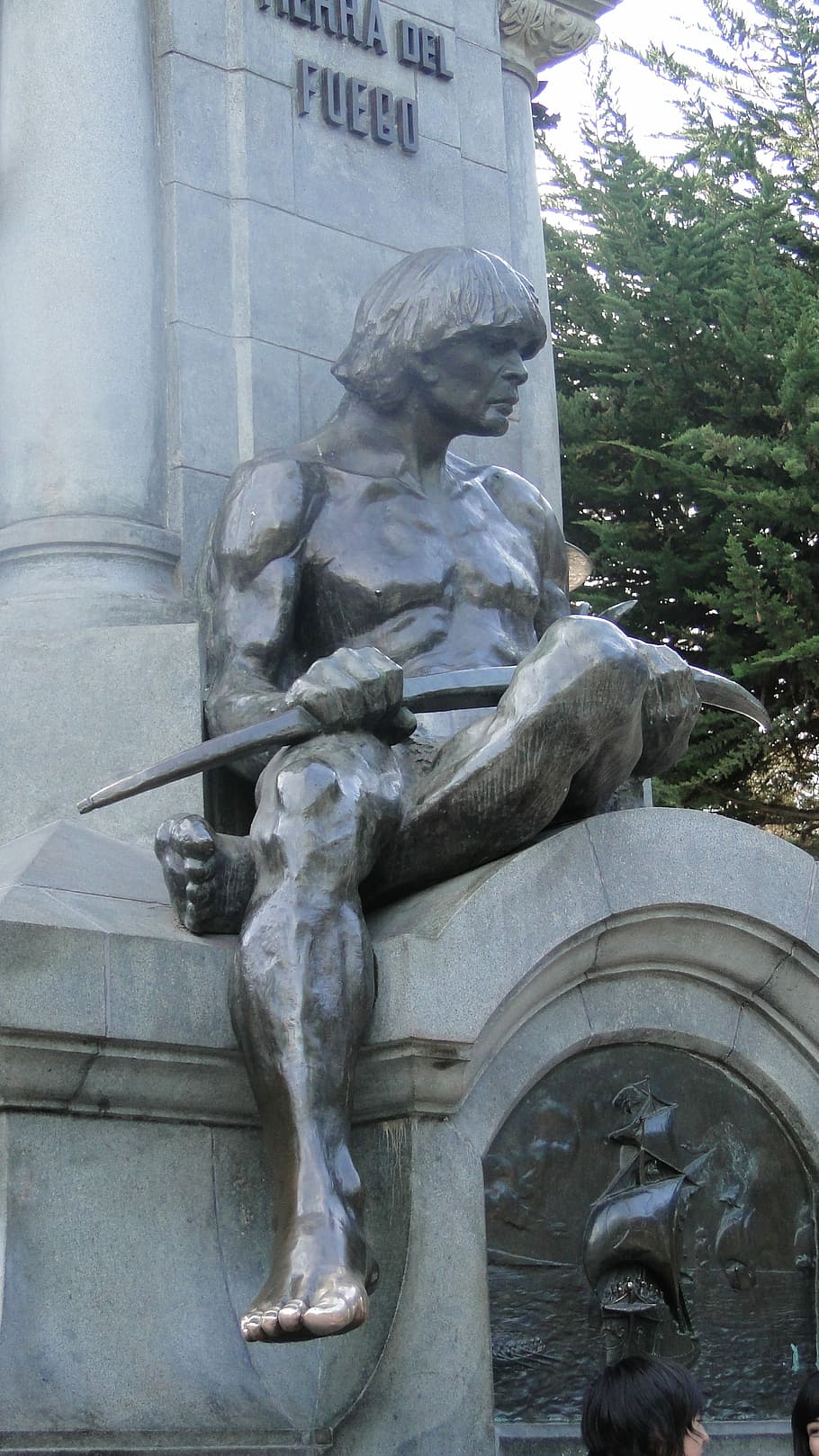 monument, bronze, estàtua, aborigen, bronze, estàtua, escultura, semblança masculina, a l'aire lliure, vista d’angle baix, dia, representació, art i artesania, representació humana, creativitat, arquitectura, cap gent, artesania, talla - producte artesanal, naturalesa, història, estructura construïda, el passat, aigua, talla, 2K