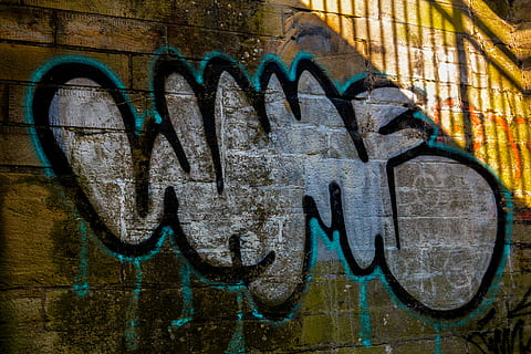 graffiti, Ściana, sztuka, kreatywność, farba fasadowa, opryskiwacz, kolorowy, obraz, graficzny, fresk, Sztuka uliczna, kolor, tekst, funkcja budowy ścian, pismo zachodnie, żadnych ludzi, sztuki i rzemiosła, architektura, porozumiewanie się, zbudowana struktura, dzień, na zewnątrz budynku, zbliżenie, ceglana ściana, na dworze, cegła, Wielka litera, wiadomość, 4K, CC0, domena publiczna, darmowe zdjęcia