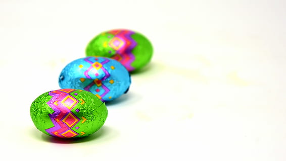 三, 色とりどり, イースターエッグ, イースター, チョコレート, カラフル, イースター、おめでとう, 色, イースターの挨拶, カラフルな卵, 春, フード, マルチカラー, お祝い, 休日, 卵, 休日 - イベント, スタジオ撮影, 飲食, 屋内で, コピースペース, 閉じる, 光沢のある, 甘い食べ物, 無人, 緑色, 白色の背景, 5K