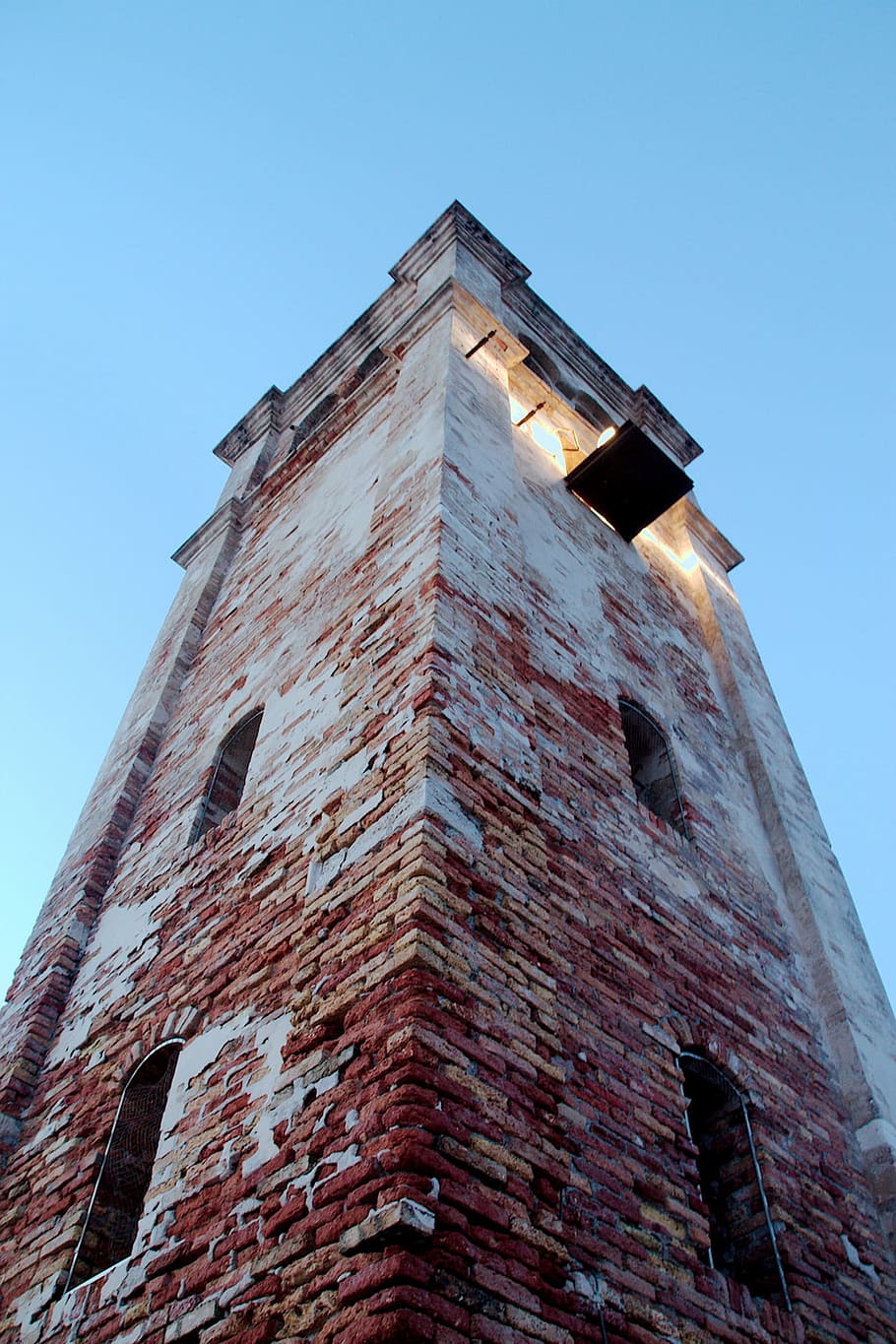 faro, prospettiva, campanile, architettura, esterno dell'edificio, Inquadratura dal basso, Torre, struttura costruita, nessuno, cielo, cielo sereno, costruzione, vecchio, natura, alto - alto, giorno, storia, il passato, mattone, finestra, blu, all'aperto, luce del sole, 1080P