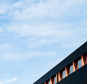 himmel, skyer, overskyet, bygning, bybilledet, facade, glas vinduer, lav vinkel skud, høj, by-, arkitektur, sky - himmel, bygget struktur, lav vinkel visning, bygning udvendig, natur, dag, ingen mennesker, udendørs, blå, høj sektion, kopiere plads, forbindelse, transportmidler, hvid farve, sollys, bro, tag, 2K, CC0, offentligt domæne, royaltyfrie