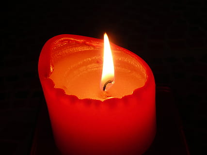 vela, flama, llum, cremar, espelmes, decoració, foc, metxa, acollidor, calor, vermell, humor, Corona d’adveniment, pastís d'aniversari, atmosfera, il·luminació, calenta, espelma de cera, cremant, calor - temperatura, foc - fenomen natural, il·luminat, primer pla, a l'interior, fons negre, brillant, fosc, cap gent, equips d’il·luminació, naturalesa, tir de l'estudi, fusió, habitació fosca, cera, lluminositat, 2K, CC0, domini públic, lliure de regalies