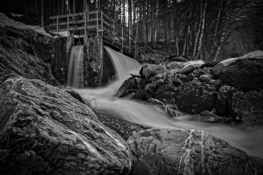 svart og hvit, landskap, natur, vann, lita elv, bekk, miljø, strømme, skog, lang eksponering, bevegelse, utendørs, bergarter, steiner, strøm, time-lapse, reise, trær, fossefall, våt, skogen, tre, stein, foss, sløret bevegelse, bygget struktur, rennende vann, ingen folk, dag, rock-objekt, strømmer, naturskjønnhet - natur, land, skjønnhet i naturen, anlegg, kraft i naturen, 2K