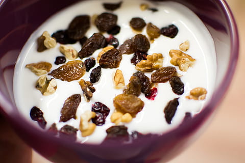 cereals, llet, foto de primer pla de bol, iogurt, fruita, noguera, panses, esmorzar, menjar, saludable, dieta, fresc, nutrició, postres, dolç, productes lactis, berenar, bol, deliciós, orgànic, ingredient, al matí, cereal, menjar i beguda, producte diari, cereals per esmorzar, alimentació saludable, refresc, beure, benestar, pansa, Fruits secs, granola, primer pla, frescor, fibra dietètica, fer dieta, vaixella, vidre, 2K, CC0, domini públic, lliure de regalies