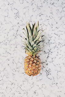 Ananasfrucht, Ananas, Dessert, Vorspeise, Obst, Saft, Ernte, Frische, Essen und Trinken, Lebensmittel, Wohlbefinden, keine Leute, gesundes Essen, Tropische Frucht, Natur, High Angle View, Pflanze, Schönheit in der Natur, Stillleben, Schnee, Nahansicht, drinnen, Wachstum, kalte Temperatur, Winter, 5K, CC0, gemeinfrei, lizenzfrei