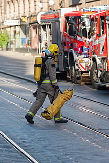 bomber, foc, vvf, ocupació, protecció, seguretat, persones reals, roba, gent, casc, accidents i desastres, longitud completa, roba de treball protectora, vista del darrere, transport, dia, treball, ocupació dels serveis d’emergència, homes, uniforme, treballador de rescat, herois, mànega d'incendis, govern, responsabilitat, 4K, CC0, domini públic, lliure de regalies