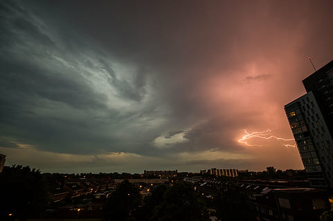 aereo, fotografia, edifici della città, nuvoloso, cielo, scenario, rosso, grigio, fulmine, tempesta, nuvole, buio, notte, città, paesaggio urbano, architettura, esterno dell'edificio, struttura costruita, nuvola - cielo, cielo drammatico, vita di città, nessuno, costruzione, natura, quartiere residenziale, all'aperto, nuvola temporalesca, tramonto, temporale, potere in natura, infausto, grattacielo, 5K