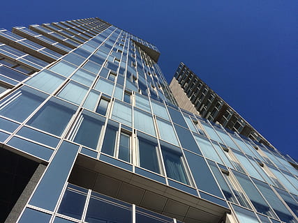 finestra, arquitectura, hauswand, estructura construïda, exterior de l'edifici, cel, vista d’angle baix, exterior d’edifici d’oficines, edifici, modern, ciutat, cel clar, naturalesa, vidre - material, cap gent, oficina, llum solar, gratacels, blau, dia, a l'aire lliure, luxe, apartament, 2K, CC0, domini públic, lliure de regalies