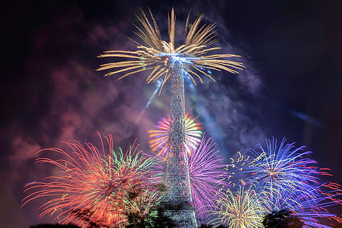 feu d'artifice, la tour, la nuit, tour Eiffel, Paris, France, lumière, spectacle, Paris, fête, mouvement, exploser, culture artistique et divertissement, un événement, nuit, illuminé, ciel, multi couleur, feu d'artifice - objet fabriqué par l'homme, faible angle de vue, personne, longue exposition, la nature, réveillon de Nouvel an, admiration, en plein air, embrasé, Festival, excitation, 5K, CC0, domaine public, libre de droits