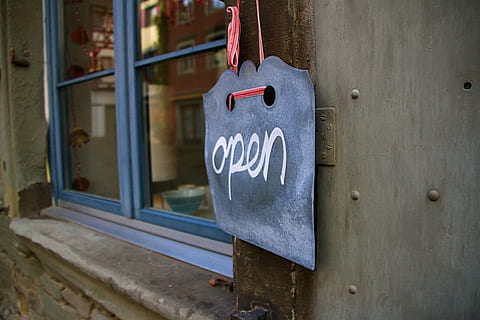 blauw, omlijst, Glazen raam, Open, Welkom, Notitie, binnenkomst, teken, communicatie, tekst, opknoping, westers schrift, dag, geen mensen, deur-, detailopname, hout - materiaal, positieve emotie, liefde, muur - bouwfunctie, architectuur, Ingang, focus op de voorgrond, hart vorm, emotie, buitenshuis, bericht, 5K, CC0, publiek domein, royaltyvrij